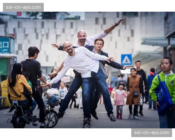 特写：一次意外的饮料泼洒，如何考验球场清洁机器人团队的快速响应能力