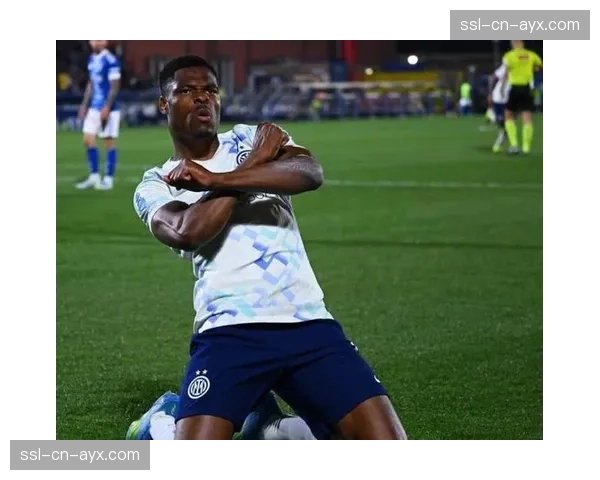 丹泽尔·邓弗里斯两粒头球破门，国米边翼卫展现空中优势